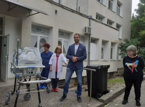 Капачки за бъдеще дариха транспортен кувьоз на болницата в Кюстендил