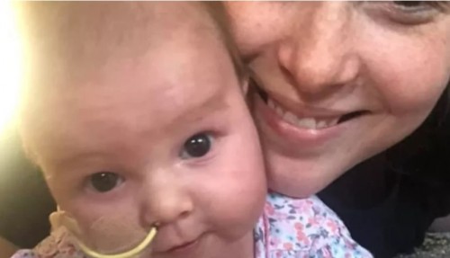4-месечното момиченце, което победи рака и отпразнува първия си рожден ден