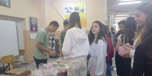 Ученици провеждат благотворителна кампания Ново начало за Ралица