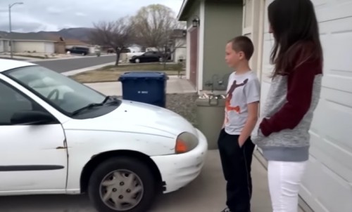 13-годишно момче коси тревата, за да купи кола за самотната си майка-