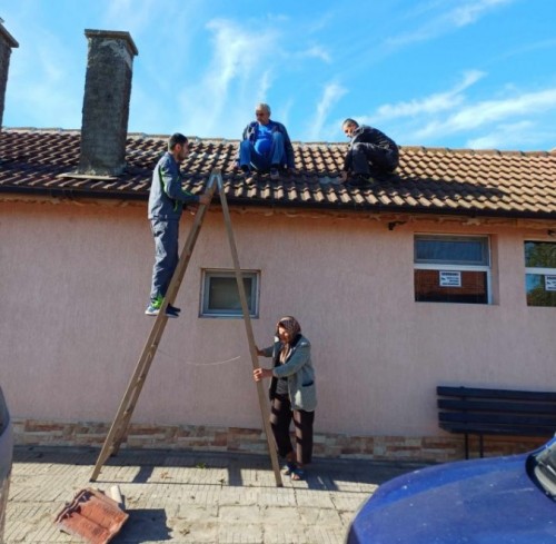 Работници от ОУ Отец Паисий в Подайва помогнаха за ремонта на къщата на самотна жена от Лъвино