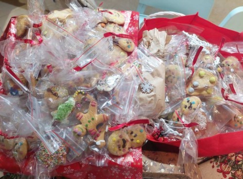 Доброволци изработиха сладки за бедни и болни деца