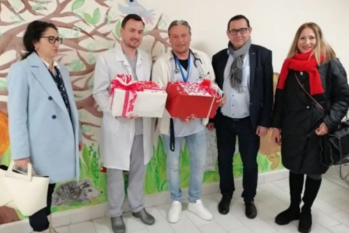 Деца помагат на деца: Ученици направиха дарение за педиатрията на Бургаската болница