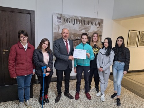 Ученици от  СУ Климент Охридски направиха дарение за спортната зала
