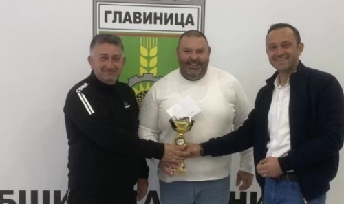 Победителите от турнира по белот в Главиница дариха наградата си