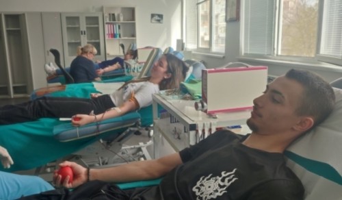 Абитуриенти от Строителния в Бургас дариха кръв преди баловете