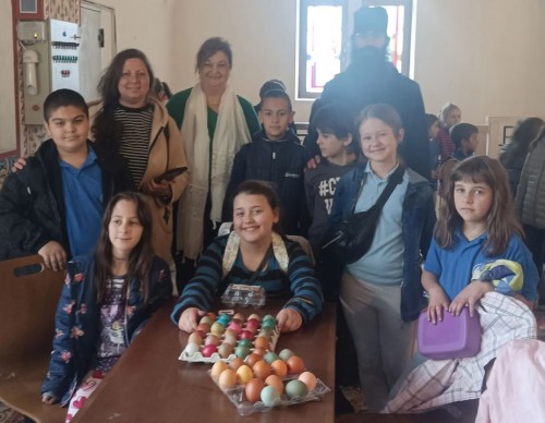 Ученици от ЧНУ Свети Седмочисленици боядисаха яйца, дариха ги на детското отделение