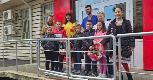 Деца от Мартен дариха писани яйца в две болници