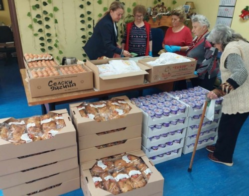 Над тон храни и медицински консумативи фирми дариха на Дома за стари хора във Велико Търново