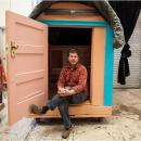 Човекът, който създава къщички за бездомните
