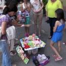 10-годишното момиче продава ръчно правени картички и първата си книга за благотворителност 