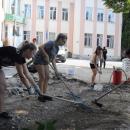Доброволци от Търговската гимназия във Варна строят парк в двора на училището си