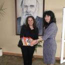 Бивша възпитаничка на ОУ Проф. Марин Дринов направи дарение за училищната библиотека 