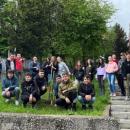 300 деца от 13 паралелки боядисват оградата на своето училище