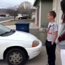 13-годишно момче коси тревата, за да купи кола за самотната си майка-