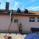 Работници от ОУ Отец Паисий в Подайва помогнаха за ремонта на къщата на самотна жена от Лъвино